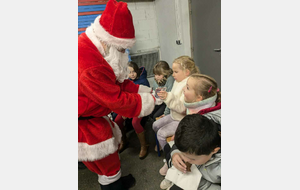 Quand le Père-Noël arrive pour le Gouter des petits...le 17 déc 2024