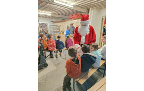Quand le Père Noêl arrive sur le Gouter de Noêl.....